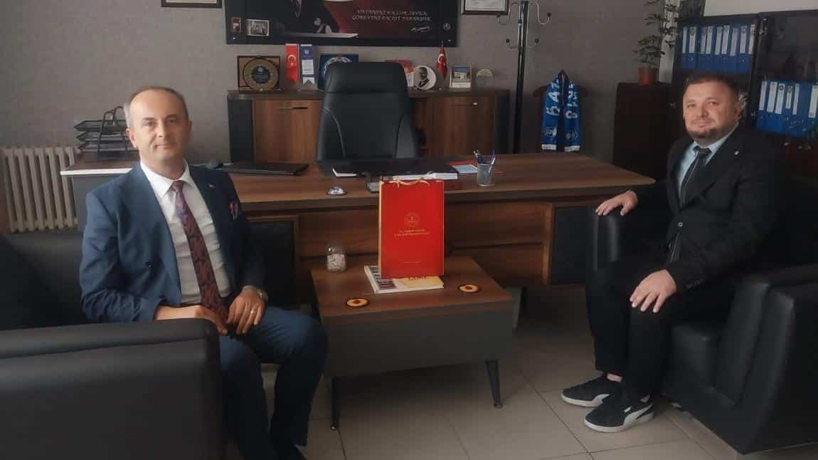 İl Milli Eğitim Müdürümüz Sayın Muammer Öztürk, Okulumuz Müdürlüğü Görevine Atanan Ahmet Okçu’ya Hayırlı Olsun Ziyaretinde Bulundu.